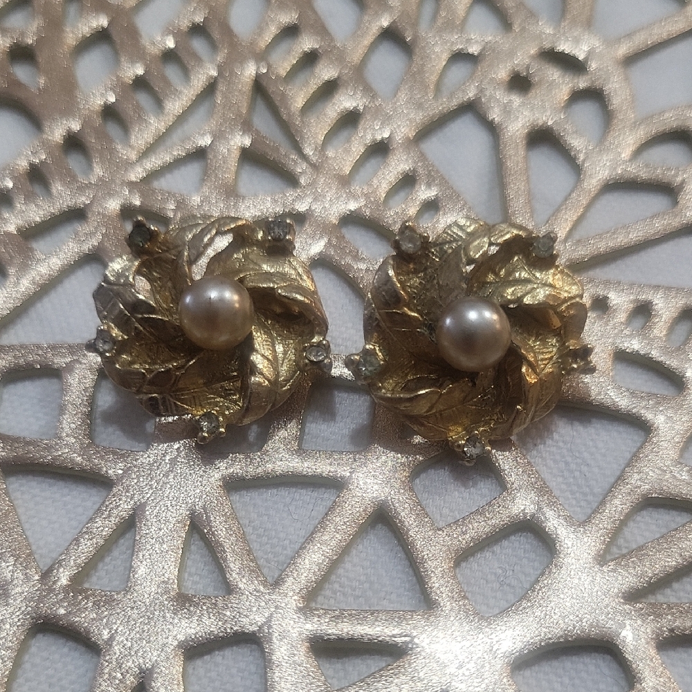 Vintage Signed Japan Gold Tone Floral Pearl Earrings | Mid-Century